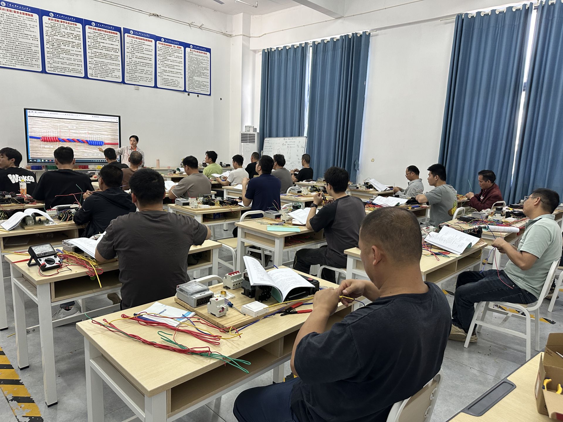 廣西電力職業(yè)技術(shù)學(xué)院電力工程學(xué)院教工黨支部 開(kāi)展專(zhuān)項(xiàng)技能培訓(xùn) 助力職業(yè)技能提升